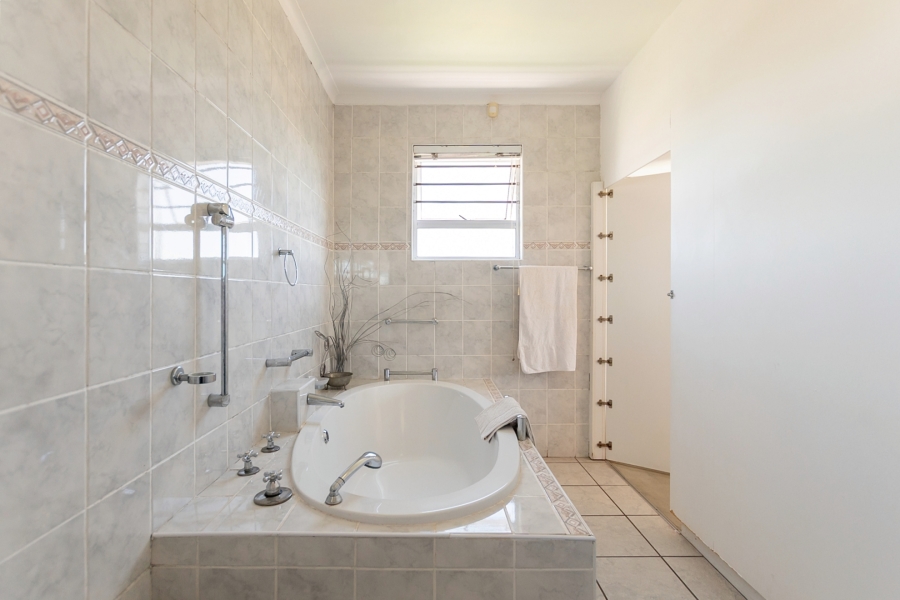 8 Bedroom Property for Sale in Country Club Western Cape